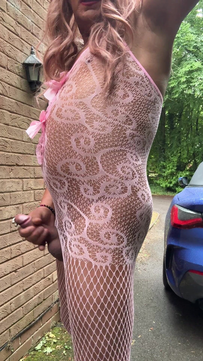 Kellycd2022: Seksi travesti kellycd2022 pembe file tulum ve topuklu ayakkabılarla hızlı...