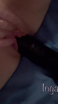 Enges teen fickt sich mit einem riesigen schwarzen dildo