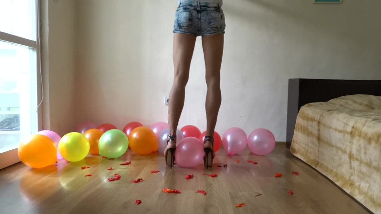 Monica Crush: Balões saltando com minhas sandálias de salto alto
