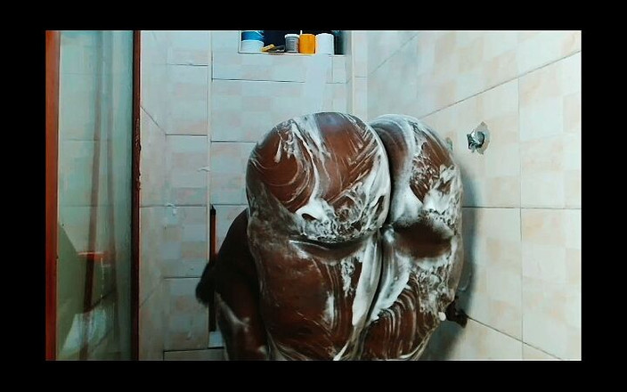 Dzaddy long strokes: Büyük siyah götlü ssbbw domaltmalı göt deliği parmaklıyor ve duş...