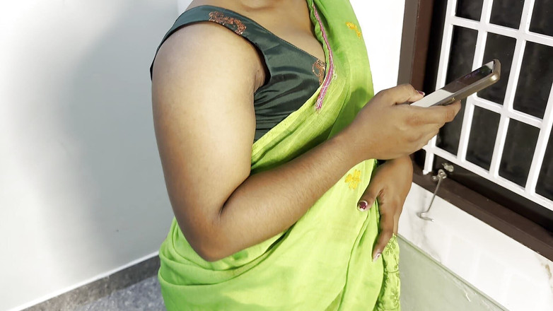 Indian teen girl: Linda garota limpando casa e mostra seus peitos.