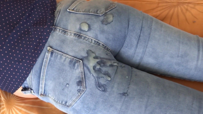 Ardientes69: 继母很高兴地感觉到继子朋友的大鸡巴在她的大屁股里，大量射精，牛奶