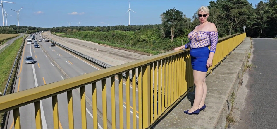 UserBitch1: Showing off My Boobs on the Bridge