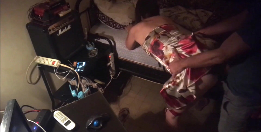 Sexy O2: Avrupalı kız saten pantolonu ve saten fuchsia tanga ile pembe...