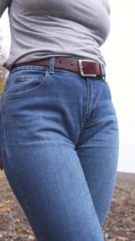 MILF dokucza jej Wielkie Cameltoe w Blue Dżinsy na zewnątrz