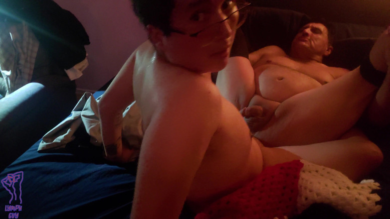 Lymph Guy: सौतेला बाप विकलांग लड़के को उसकी गांड चोदने देता है