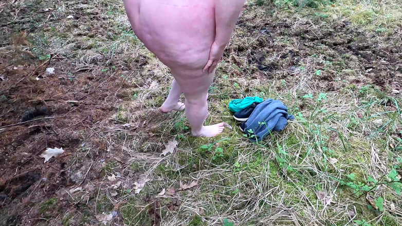 Bouncy Tits Action: Completa ragazza nuda nei boschi e frustata il suo corpo...