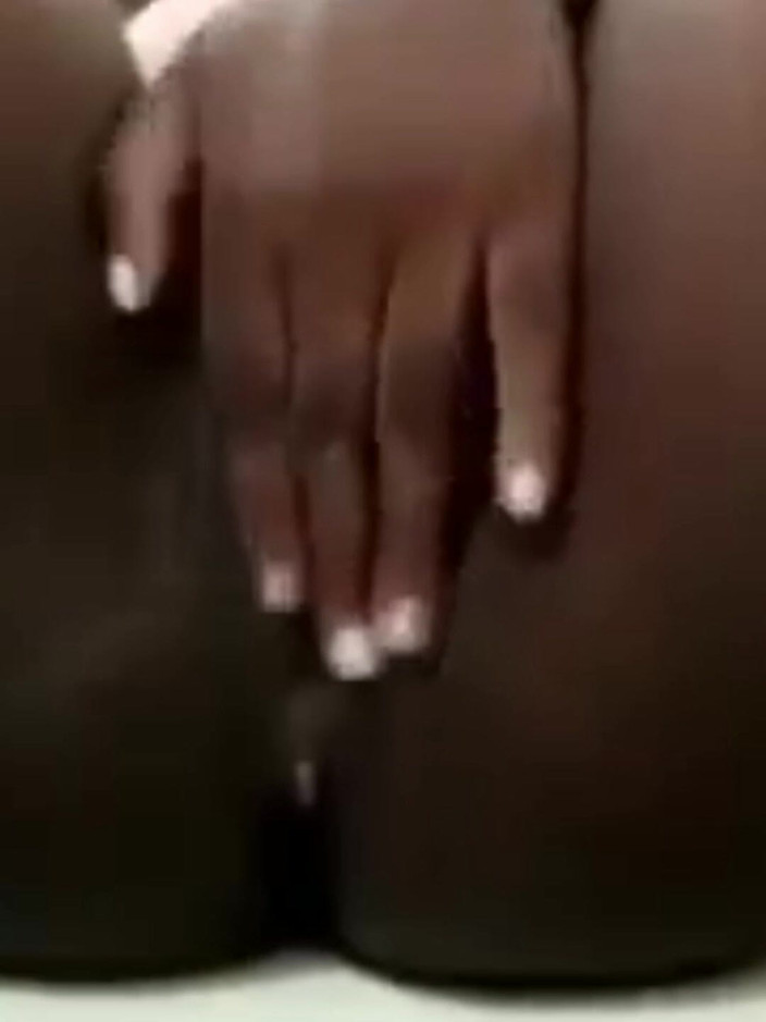 Barqueen: Casi atrapado masturbándose mi coño mojado