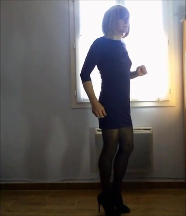 Faustine: Crossdresser Faustine sexy dance.