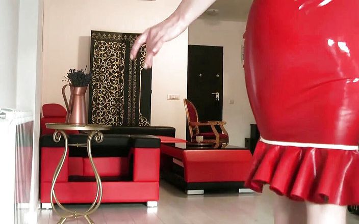 Goddess Celine: Ditolak oleh gaun merah kecil