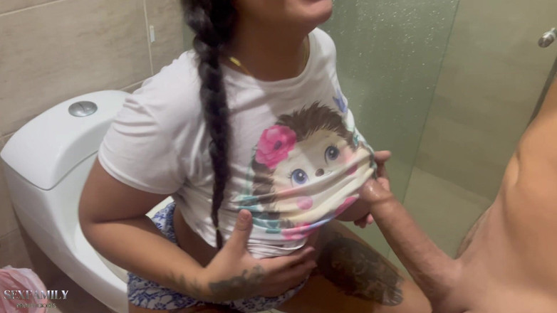 Bigboobssex: Moja przyrodnia siostra czyści łazienkę i przychodzę, aby ją ogrzać i...