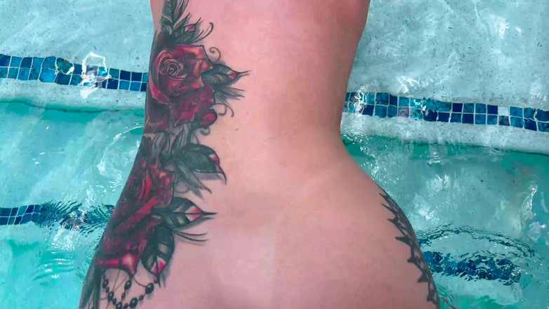 J-Mac: Prsatá holka Maddy May je ošukaná u bazénu od Big...