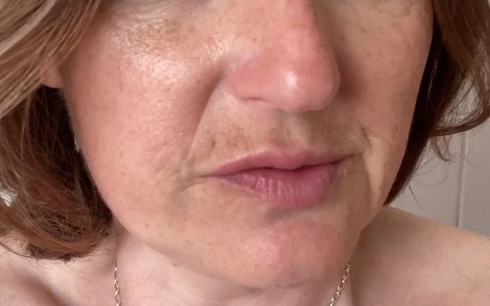 MistressWriggler: Dünyanın en iyi kokusu! Amcığımın kokulu parmaklarını koklamak bağımlılık yaratıyor