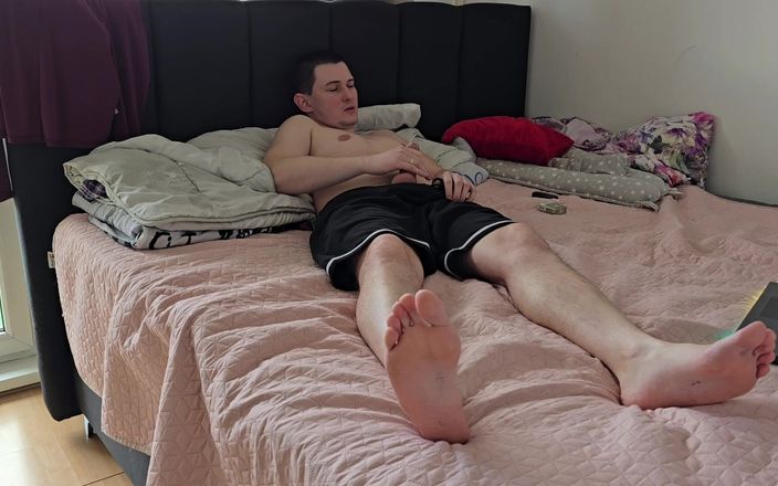 Fap_man93: Gara-gara nggak tahu harus berbuat apa, aku malah muasin memekku...