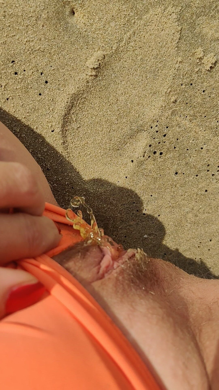 Abella Love: Une exhibitionniste avec du sable en culotte pisse sur la...