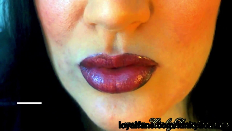 KinkyDomina: Black Lipliner çok seksi