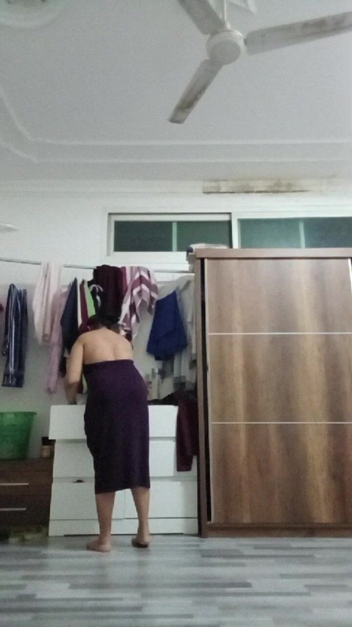 Xxxslf: 她在换衣服