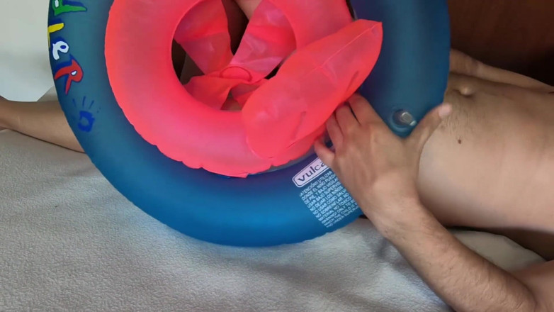 Inflatable Lovers: Şişme yüzme halkasıyla oynuyor