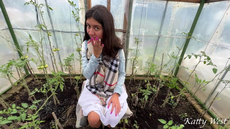 Katty West: 当她的丈夫不在家时，在她的花园里操了一个农村女孩