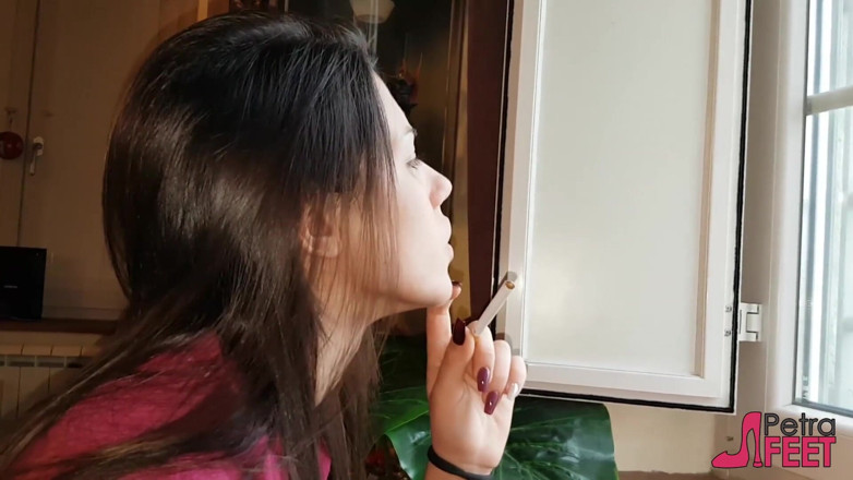 Smokin Fetish: Брюнетка красуня обожнює сигари