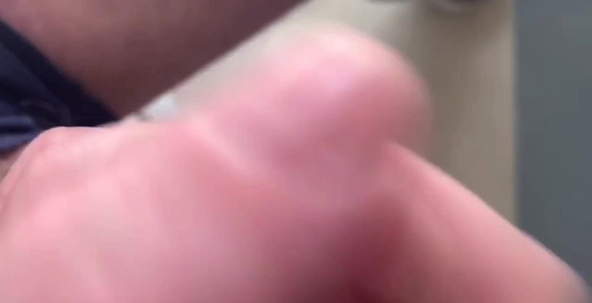 Dirty Talking Guy: 特写戏弄我未割包皮的鸡巴的头，然后为你狠狠地射精