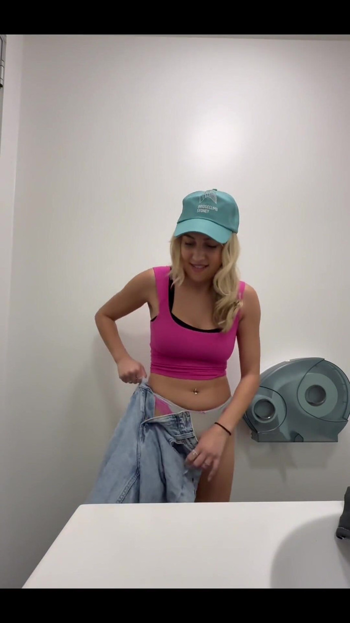 Tiffstreatsxoxo: Peeing After Climbing