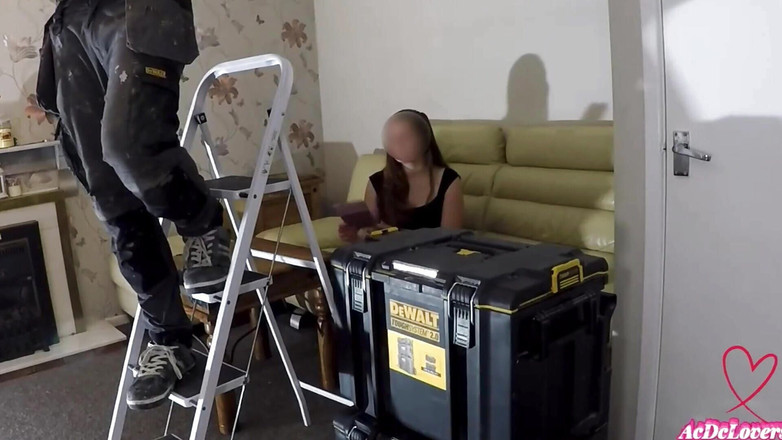 AcDcLovers: Sozinha em casa, a milf tesuda chamou o faz-tudo para...