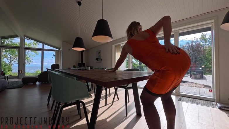 Projectsexdiary: Sexy, křivolačka žena v oranžových, přiléhavých šatech a punčochách je misionářka naplněná čerstvým...