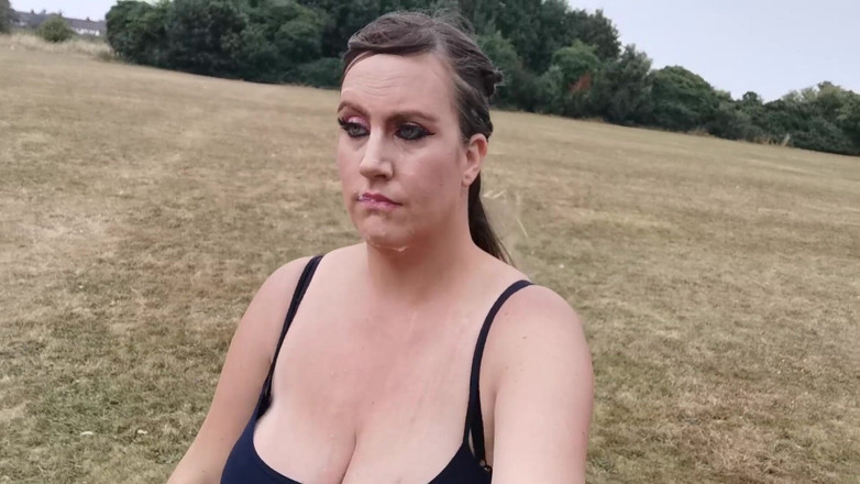 CumslutJayne: Tante semok inggris dengan toket besar lagi asik ngocok kontol...