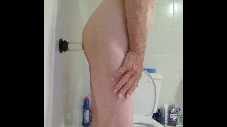 bigears: Călărește o pulă din sticlă de 22 de cm, vedere laterală...