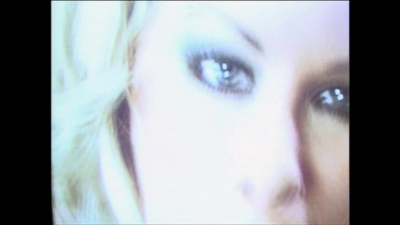 Hard Accademy: Une salope excitée prend une bite monstrueuse sans capote