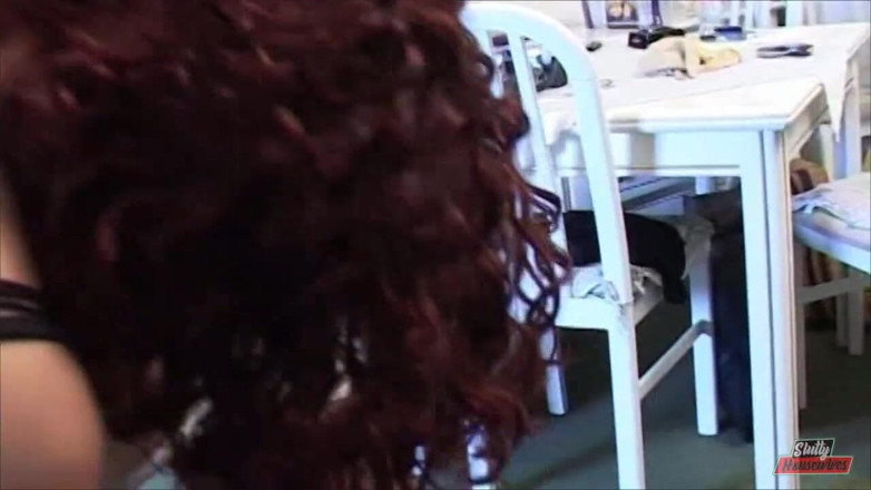 Vere Casalinghe Italia.: Big ass chick fucked in threesome double penetration