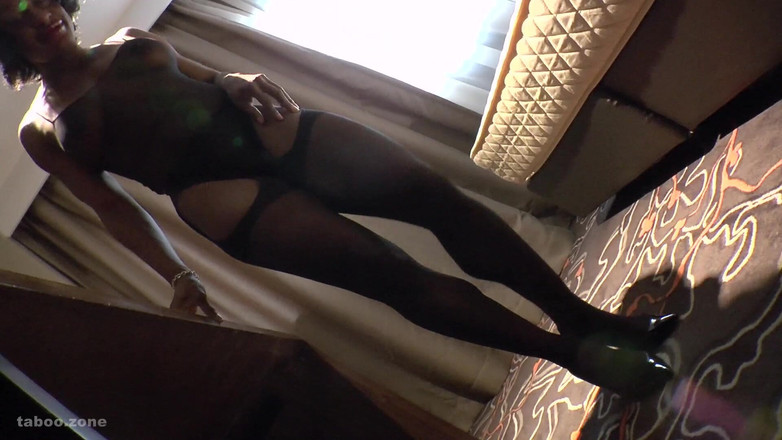 Nude Sportswomen: Provocare de masturbare pentru picioarele mele musculare