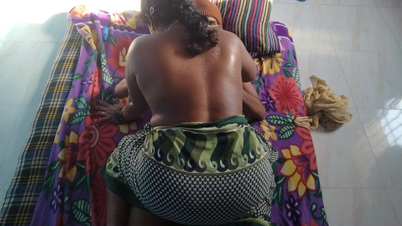 Tamil lesbian: Memakan susu – bercakap panas