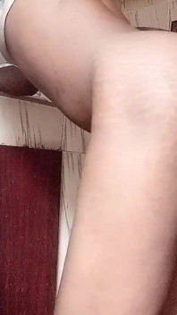 Une Femme Nudiste Excitée Baise L’invité De Son Mari Avec Une Énorme Bite Noire En Levrette Dans La Cuisine