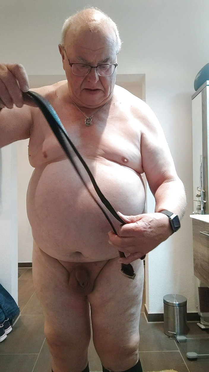 Karlchengeil: Gara-gara sange berat, aku melucuti pakaianku dengan ikat pinggang