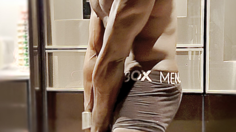 MrMagicDevil: VRátil Se Z Klubu Oblečená Takhle! Měla Jsi Mě Vidět...