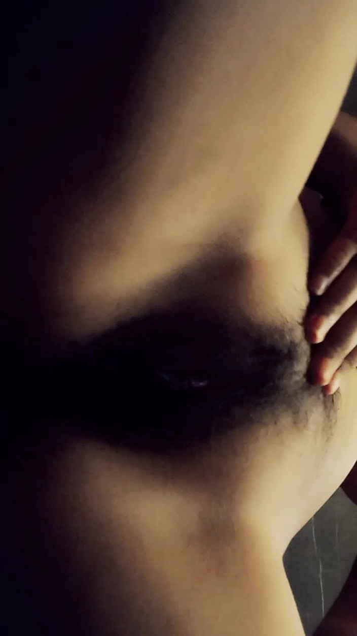 Tumheri Iska: Sexy meisje vingert haar natte poesje zo hard