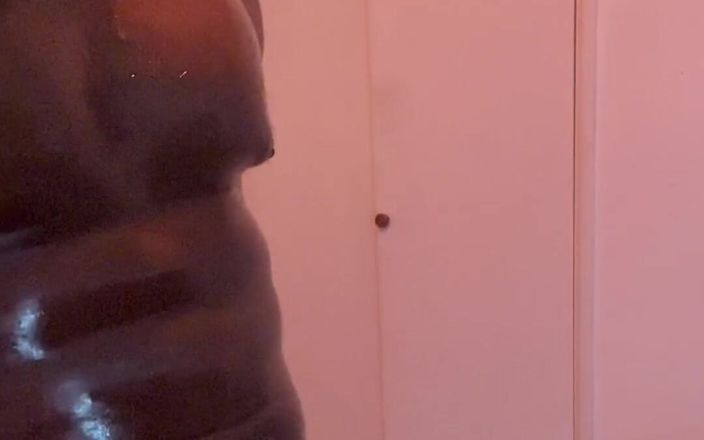 Maskedloki9 Gay Solo: Yağlanmış solo büyük zenci eğlencesi
