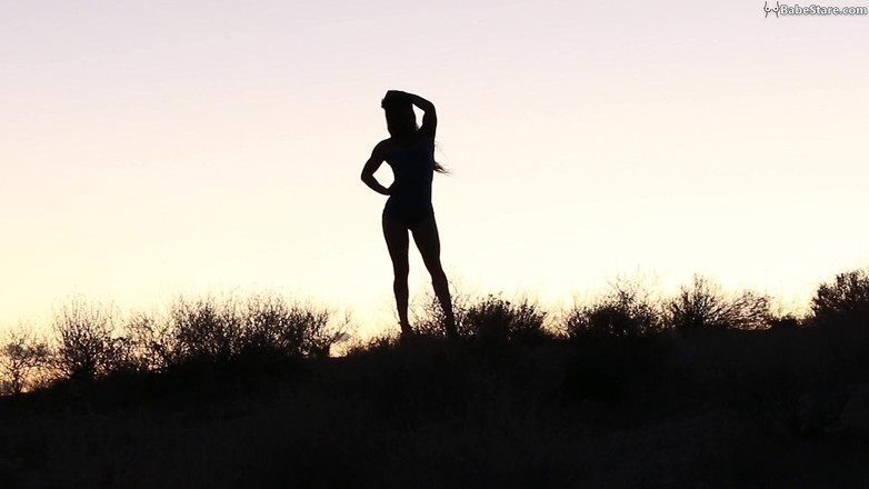 Babe Stare: Fata sexy Tia este goală, dar tachinează doar silueta