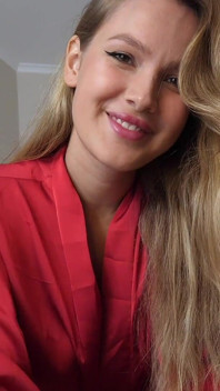Une bonne fille sait comment faire une bonne matinée. Sexe virtuel