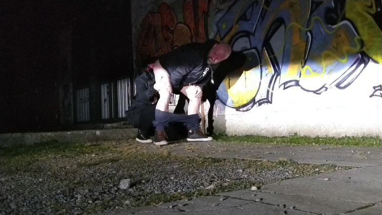 Toilet Mommy: Дівчина на відкритому повітрі облизує дупу хлопця