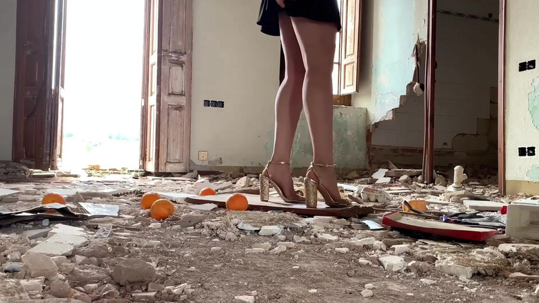 DINA LIGHT: Esmagada sob os saltos