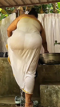 Indiancă bhabi elegantă făcând baie complet goală în aer liber, arătându-și bunurile