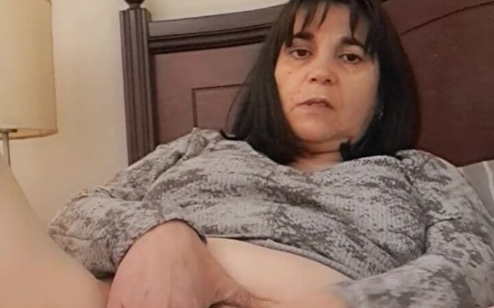 Mommy big hairy pussy: MILF mit Dildo und Analplug