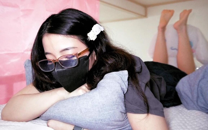 Hina-chan: Урок английского языка во время живой трансляции Facebook, но невидимый человек трогает меня!