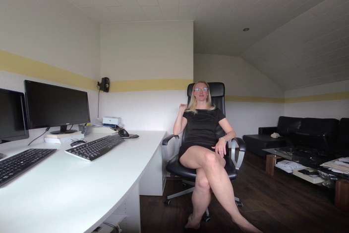 BlondeHexe VR: Anda akan mencucuk kantor saya