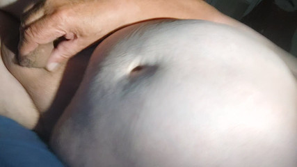 Karlchengeil: Nahá na posteli a hraje si