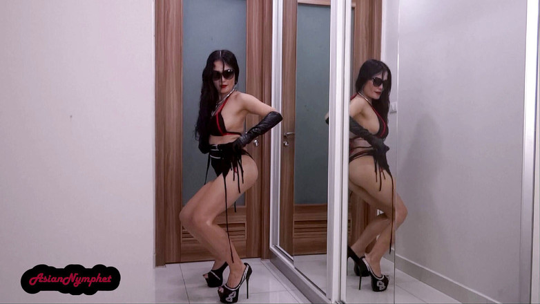 Asian Goddess: Strip-tease multi-couches