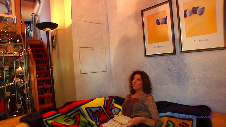 Porno Cloud: Une MILF enseigne à une jeune fille